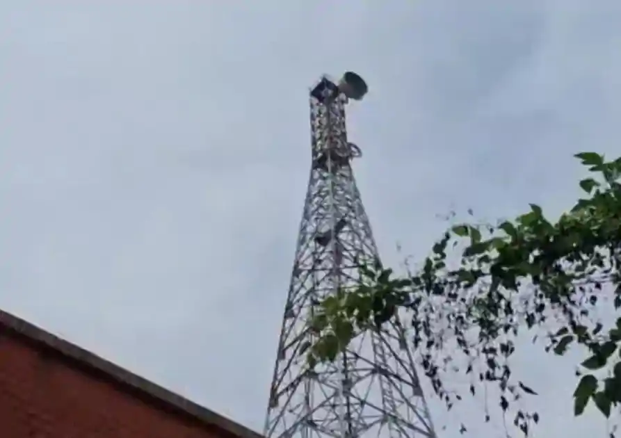 मुजफ्फरपुर में प्रेमी का हाई-वोल्टेज ड्रामा: 120 मीटर टावर पर चढ़ा, बोला- गर्लफ्रेंड को बुलाओ, तभी उतरूंगा