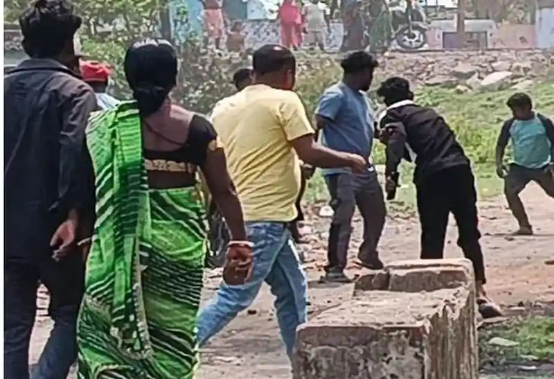 कोयलांचल में भू-धंसान में तीन की मौत, मुआवजे की मांग को लेकर भड़के ग्रामीणों ने BCCL अधिकारियों पर किया पथराव कोयलांचल में भू-धंसान में तीन की मौत, मुआवजे की मांग को लेकर भड़के ग्रामीणों ने BCCL अधिकारियों पर किया पथराव