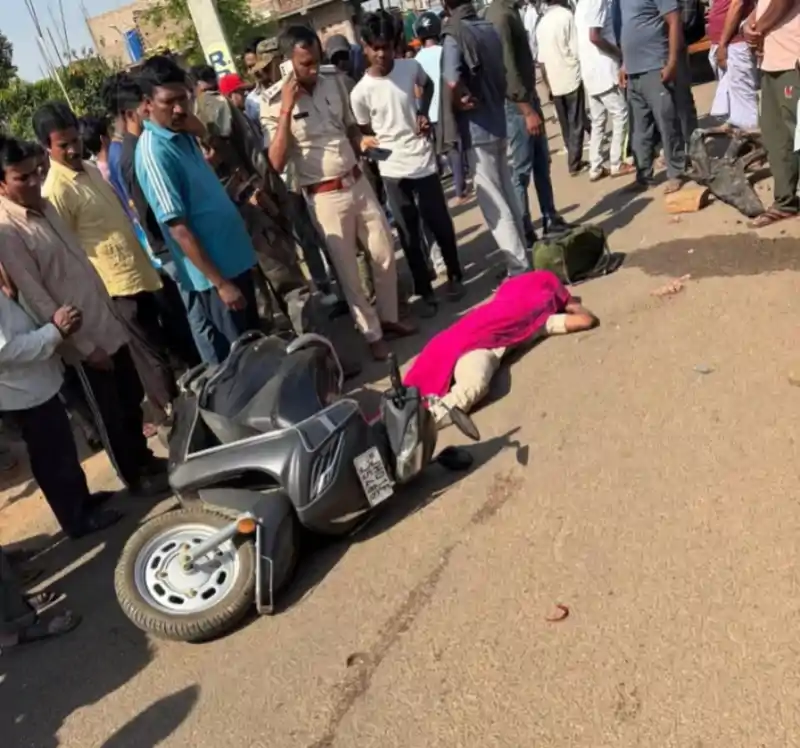रांची में तेज रफ्तार वाहन की टक्कर से महिला पुलिसकर्मी की मौत, चालक फरार रांची में तेज रफ्तार वाहन की टक्कर से महिला पुलिसकर्मी की मौत, चालक फरार