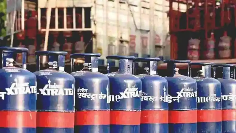अगस्त की शुरुआत खुशखबरी के साथ, कमर्शियल गैस सिलेंडर के दाम घटे अगस्त की शुरुआत खुशखबरी के साथ, कमर्शियल गैस सिलेंडर के दाम घटे