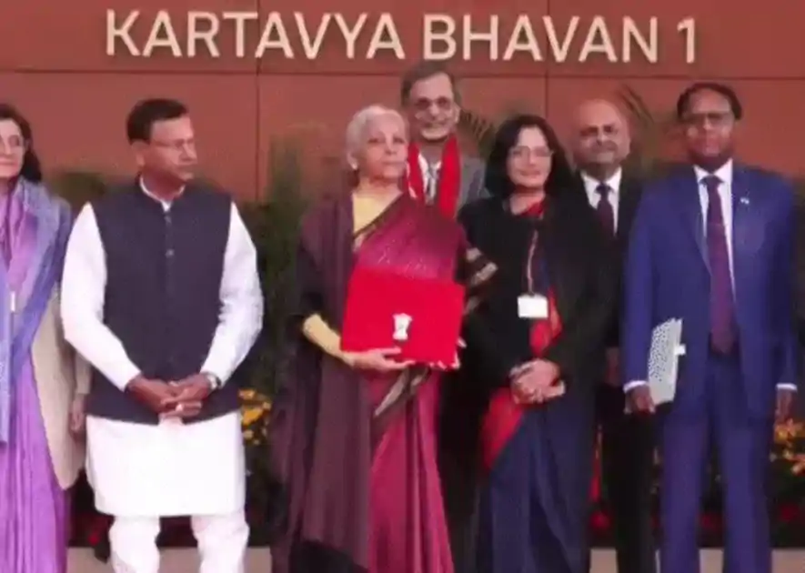 बजट से पहले शुभ संकेत, राष्ट्रपति मुर्मू ने वित्तमंत्री सीतारमण को दही-चीनी खिलाई, 11 बजे संसद में पेश होगा बजट