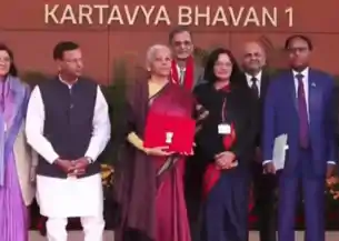 बजट से पहले शुभ संकेत, राष्ट्रपति मुर्मू ने वित्तमंत्री सीतारमण को दही-चीनी खिलाई, 11 बजे संसद में पेश होगा बजट