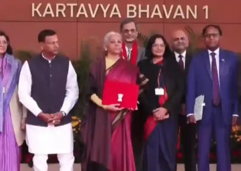 बजट से पहले शुभ संकेत, राष्ट्रपति मुर्मू ने वित्तमंत्री सीतारमण को दही-चीनी खिलाई, 11 बजे संसद में पेश होगा बजट सीतारमण