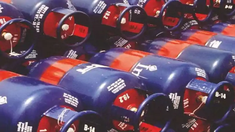 नये साल के साथ महंगा हुआ कमर्शियल LPG सिलेंडर, घरेलू उपभोक्ताओं की राहत बरकरार नये साल के साथ महंगा हुआ कमर्शियल LPG सिलेंडर, घरेलू उपभोक्ताओं की राहत बरकरार