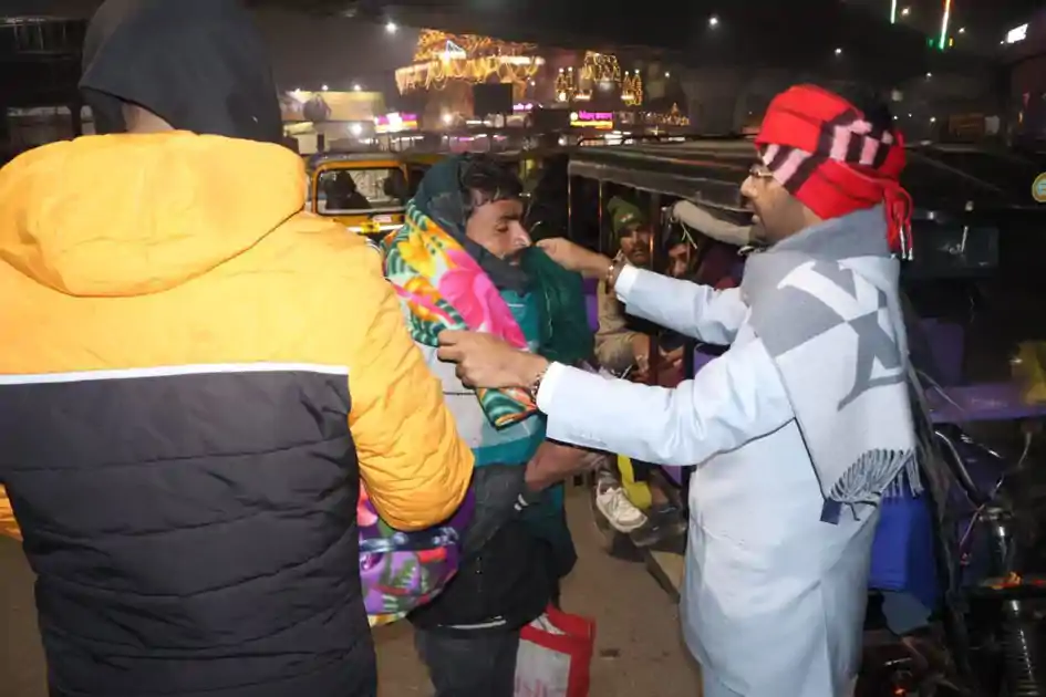 जश्न नहीं, जनसेवा से नए वर्ष का स्वागत: रोहित कुमार सिंह ने ठंड में जरूरतमंदों को बांटे कंबल
