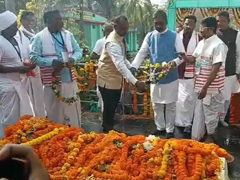 खरसावां : नये साल के पहले दिन शहीदों को श्रद्धांजलि, 1948 गो*लीकांड की स्मृति में शहीद बेदी पर जुटे लोग