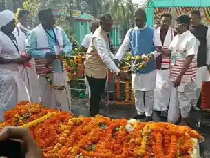 खरसावां : नये साल के पहले दिन शहीदों को श्रद्धांजलि, 1948 गो*लीकांड की स्मृति में शहीद बेदी पर जुटे लोग