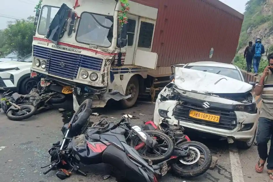 चुटुपालू घाटी हादसा : अनियंत्रित होकर ट्रेलर ने 10 गाड़ियों को मारी टक्कर,15 से 20 लोग घायल 