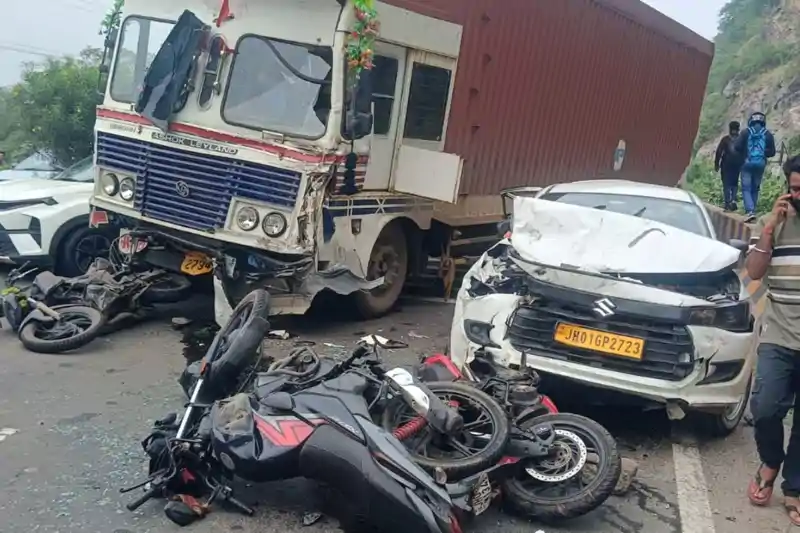 चुटुपालू घाटी हादसा : अनियंत्रित होकर ट्रेलर ने 10 गाड़ियों को मारी टक्कर,15 से 20 लोग घायल चुटुपालू घाटी हादसा : अनियंत्रित होकर ट्रेलर ने 10 गाड़ियों को मारी टक्कर,15 से 20 लोग घायल