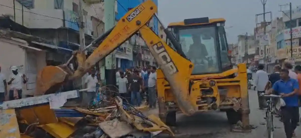 अतिक्रमण हटाने को लेकर चला पीला पंजा, मची रही अफरातफरी