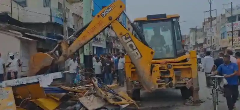 अतिक्रमण हटाने को लेकर चला पीला पंजा, मची रही अफरातफरी