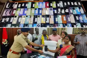 जहानाबाद: ऑपरेशन मुस्कान के तहत 88 लोगों के चेहरों पर लौटी मुस्कान, पुलिस ने ढूंढ निकाले खोए हुए मोबाइल 