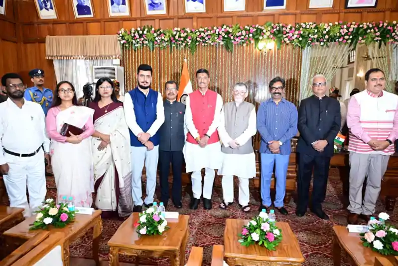 लंबे इंतजार के बाद झारखण्ड में 4 नए सूचना आयुक्तों ने ली शपथ लंबे इंतजार के बाद झारखण्ड में 4 नए सूचना आयुक्तों ने ली शपथ