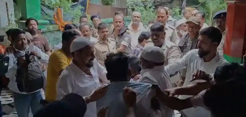 धनबाद की हिल कॉलोनी मजार में नई वक्फ कमेटी के पदभार को लेकर विवाद, पुरानी कमेटी ने जताया विरोध