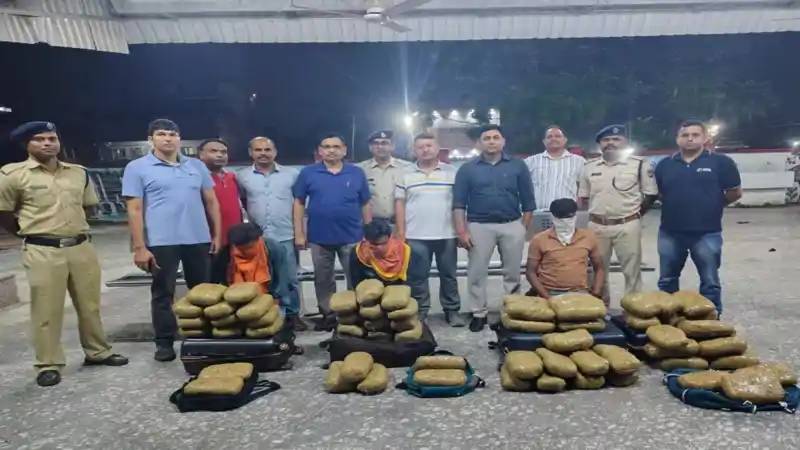 ऑपरेशन NARCOS के तहत बड़ी सफलता, रांची स्टेशन से 61 किलो गां*जा जब्त, तीन युवक गिरफ्तार ऑपरेशन NARCOS के तहत बड़ी सफलता, रांची स्टेशन से 61 किलो गां*जा जब्त, तीन युवक गिरफ्तार