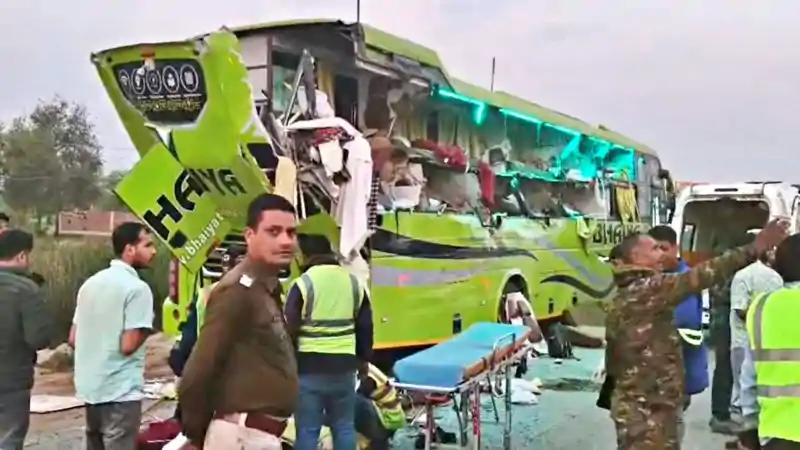 बिहार में दर्दनाक हादसा, NH-19 पर बस और ट्रक की टक्कर, मासूम सहित 3 की मौत बिहार में भीषण हादसा