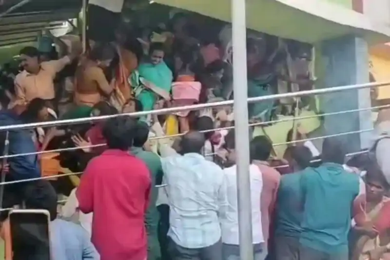 आंध्र प्रदेश: श्रीकाकुलम में वेंकटेश्वर मंदिर में भगदड़, 9 श्रद्धालुओं की मौ*त आंध्र प्रदेश: श्रीकाकुलम में वेंकटेश्वर मंदिर में भगदड़, 9 श्रद्धालुओं की मौ*त