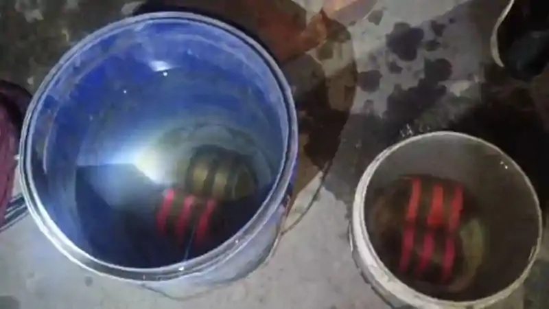 धनबाद : बंद मकान से चार ज़िंदा ब*म बरामद, इलाके में सनसनी धनबाद : बंद मकान से चार ज़िंदा ब*म बरामद, इलाके में सनसनी