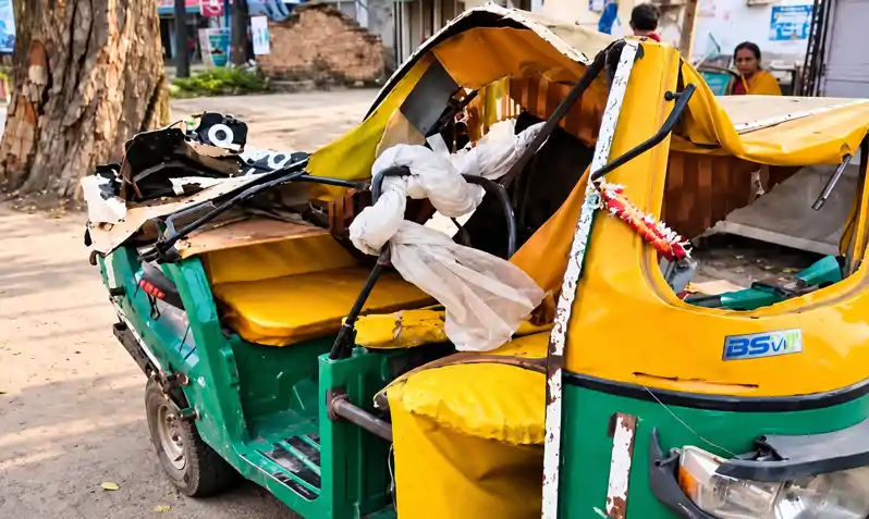 ट्रक ने ऑटो में मारी जोरदार टक्कर, ऑटो चालक की मौत