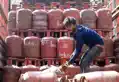 त्योहारों से पहले महंगाई का झटका, LPG के दाम बढ़े, सिलेंडर बुकिंग का नियम भी बदला