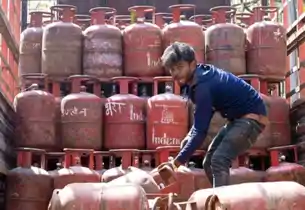 त्योहारों से पहले महंगाई का झटका, LPG के दाम बढ़े, सिलेंडर बुकिंग का नियम भी बदला 