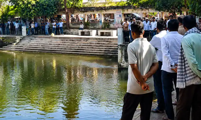 दोस्ती पर दाग ! डूबने लगा दोस्त को छोडकर भागे अन्य दोस्ती पर दाग ! डूबने लगा दोस्त को छोडकर भागे अन्य