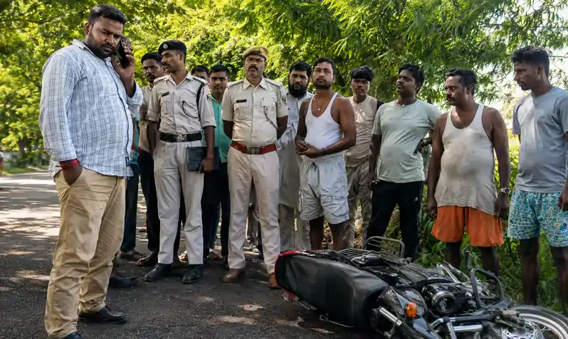 दो ट्रैक्टरों की मौत की रेस, बाइक सवार की चली गयी जान, पुलिस जांच में जुटी दो ट्रैक्टरों की मौत की रेस, बाइक सवार की चली गयी जान, पुलिस जांच में जुटी