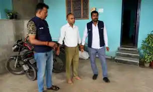 निगरानी टीम की बड़ी कार्रवाई, 75 हजार रुपये रिश्वत लेते बीडीओ गिरफ्तार निगरानी टीम की बड़ी कार्रवाई, 75 हजार रुपये रिश्वत लेते बीडीओ गिरफ्तार