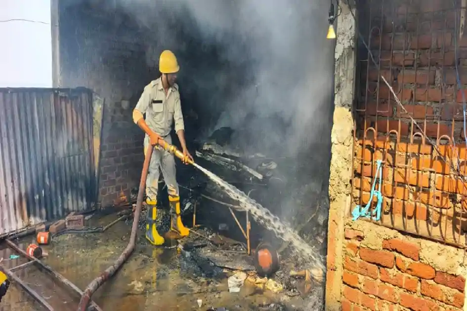 गिरिडीह में चार मंजिला इमारत की छत पर लगी भीषण आग, समय रहते टला बड़ा हादसा
