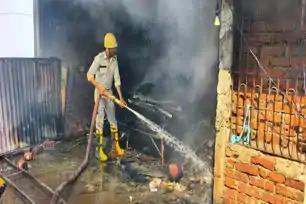 गिरिडीह में चार मंजिला इमारत की छत पर लगी भीषण आग, समय रहते टला बड़ा हादसा