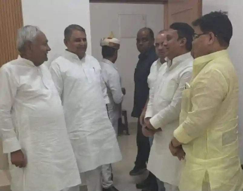 नीतीश कुमार से मिलने पहुंचे RJD विधायक फैसल रहमान, क्या बिहार में फिर होगा खेला?