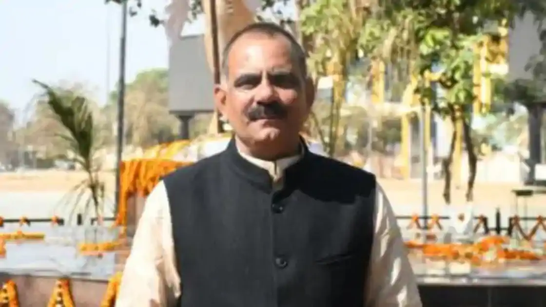 बजट का आकार बढ़ाने से पहले खर्च करने की क्षमता बढ़ाए सरकार: आलोक दूबे