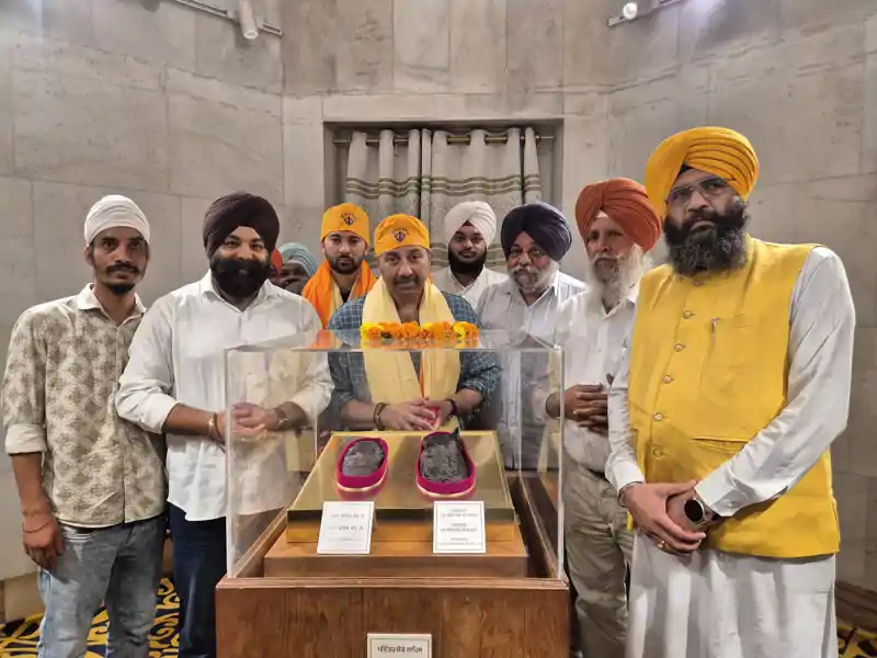 सनी देओल पहुंचे पटना, तख्त हरमंदिर साहिब में टेका माथा, बेटे भी साथ सनी देओल पहुंचे पटना, तख्त हरमंदिर साहिब में टेका माथा, बेटे भी साथ
