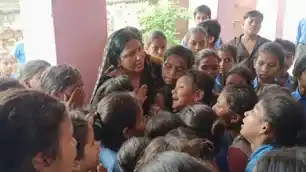 गुरु-शिष्य रिश्ते का एक भावुक पल, शिक्षिका के ट्रांसफर पर फूट-फूटकर रोने लगे बच्चे 