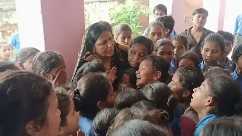 गुरु-शिष्य रिश्ते का एक भावुक पल, शिक्षिका के ट्रांसफर पर फूट-फूटकर रोने लगे बच्चे गुरु-शिष्य रिश्ते का एक भावुक पल, शिक्षिका के ट्रांसफर पर फूट-फूटकर रोने लगे बच्चे