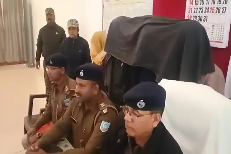 गुमला पुलिस ने किया ब्राउन शुगर तस्करी गिरोह का भंडाफोड़, युवती समेत चार गिरफ्तार