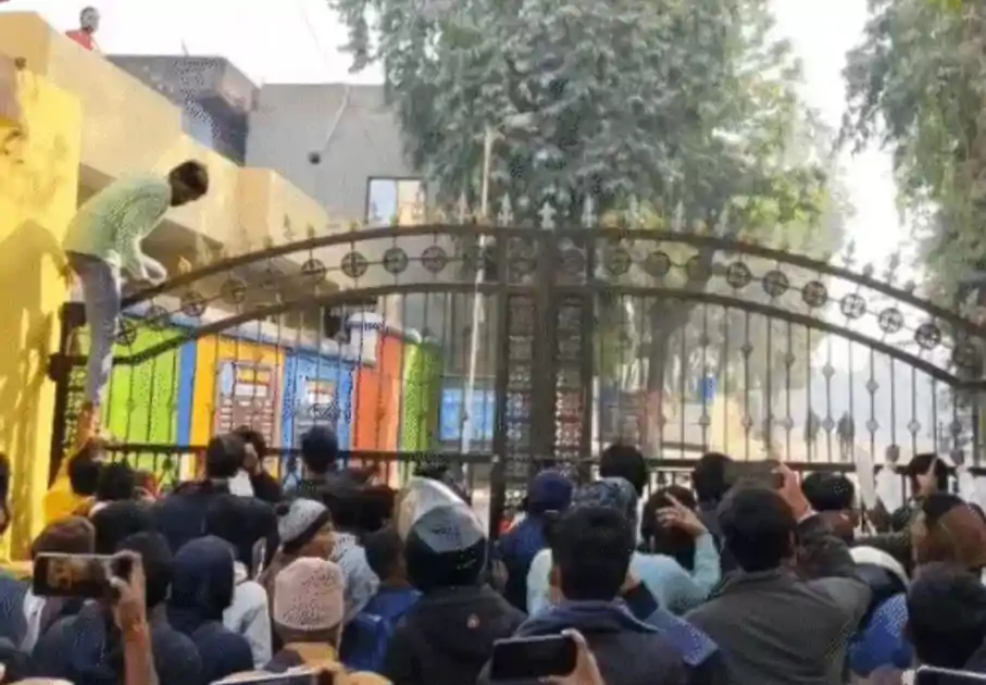 इंटर परीक्षा के पहले दिन हंगामा: कहीं गेट फांदकर एंट्री, तो कहीं हिजाब हटवाया गया, बेगूसराय में रोती रहीं छात्राएं