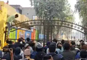 इंटर परीक्षा के पहले दिन हंगामा: कहीं गेट फांदकर एंट्री, तो कहीं हिजाब हटवाया गया, बेगूसराय में रोती रहीं छात्राएं