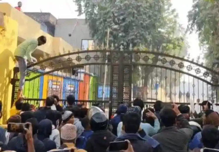 इंटर परीक्षा के पहले दिन हंगामा: कहीं गेट फांदकर एंट्री, तो कहीं हिजाब हटवाया गया, बेगूसराय में रोती रहीं छात्राएं