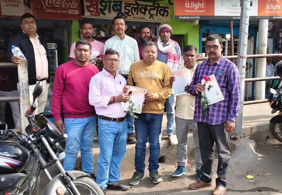 छतरपुर : नामांकन से पहले चंदन प्रकाश सिन्हा ने बांटे फूल और घोषणा पत्र, जनता से सहयोग की अपील