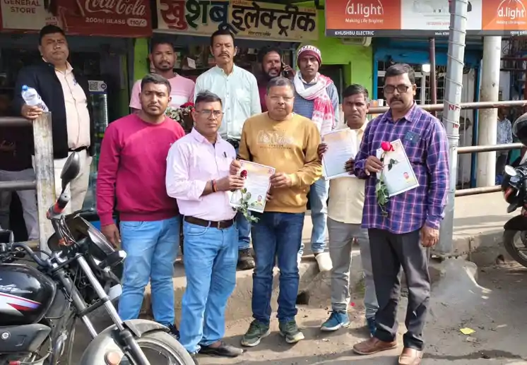 छतरपुर : नामांकन से पहले चंदन प्रकाश सिन्हा ने बांटे फूल और घोषणा पत्र, जनता से सहयोग की अपील