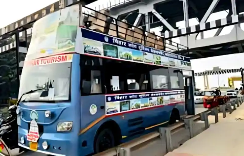 पटना के मरीन ड्राइव पर अब चलेगी पार्टी बस, डबल डेकर में मना सकेंगे बर्थडे और खास मौके JP Ganga