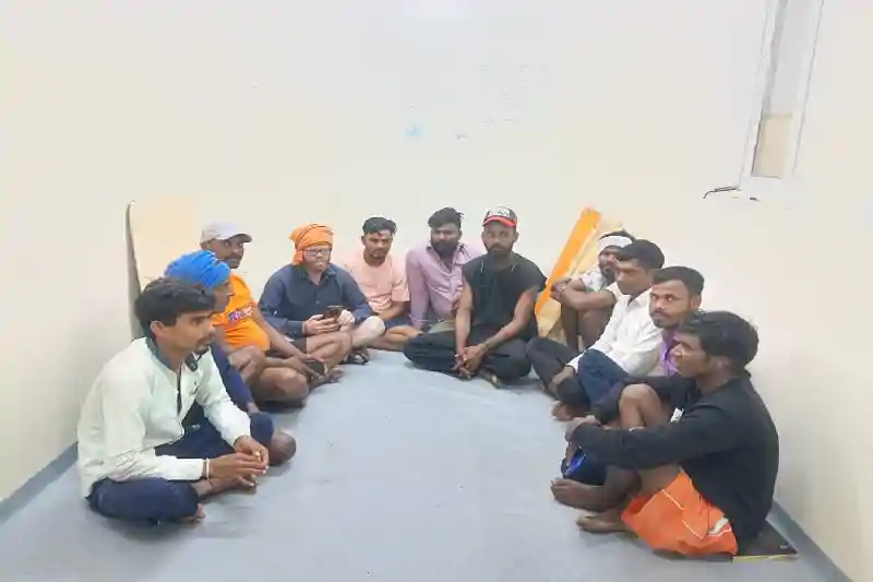दुबई में फंसे झारखंड के 14 मजदूरों ने लगाई वतन वापसी की गुहार, महीनों से नहीं मिला वेतन दुबई में फंसे झारखंड के 14 मजदूरों ने लगाई वतन वापसी की गुहार, महीनों से नहीं मिला वेतन