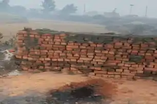 केरेडारी में कोयला ढुलाई मार्ग पर रातों-रात खड़ी की दीवार, सैकड़ों हाइवा फंसे, परिवहन ठप