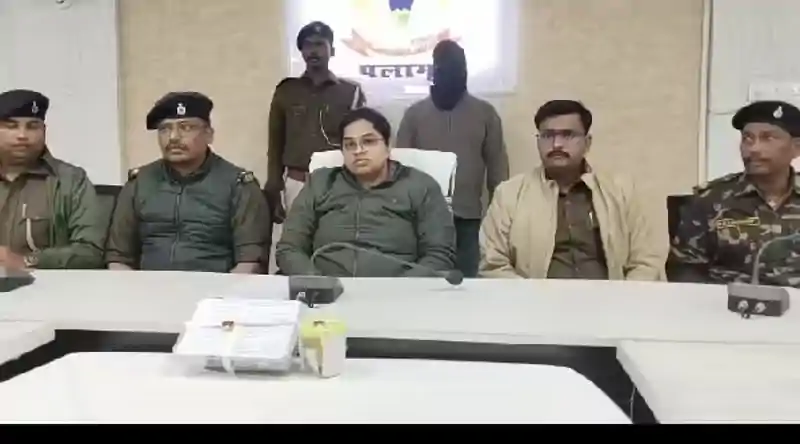 नये साल में पंडवा पुलिस की बड़ी कार्रवाई, माधुरी जंगल से 64 ग्राम ब्राउन शुगर के साथ तस्कर गिरफ्तार नये साल में पंडवा पुलिस की बड़ी कार्रवाई, माधुरी जंगल से 64 ग्राम ब्राउन शुगर के साथ तस्कर गिरफ्तार