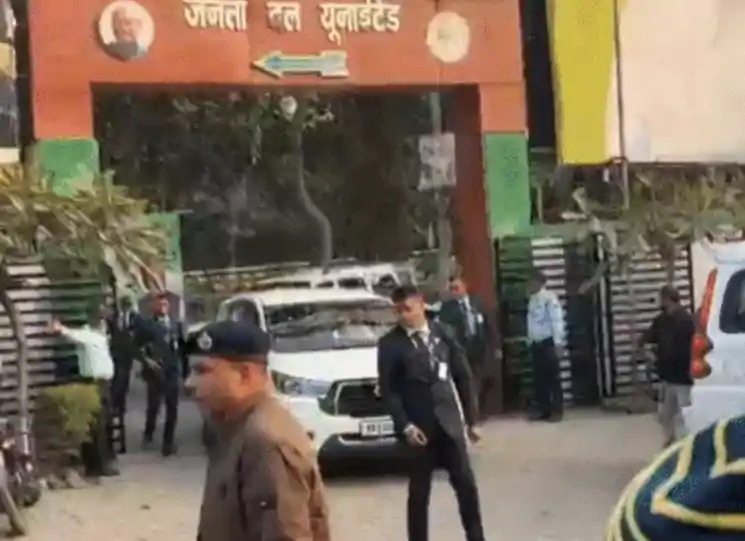 कड़ाके की ठंड के बावजूद फूल एक्शन में CM नीतीश,  JDU ऑफिस पहुंचे- महिला से बोले- तुमको भी प्रणाम करते हैं