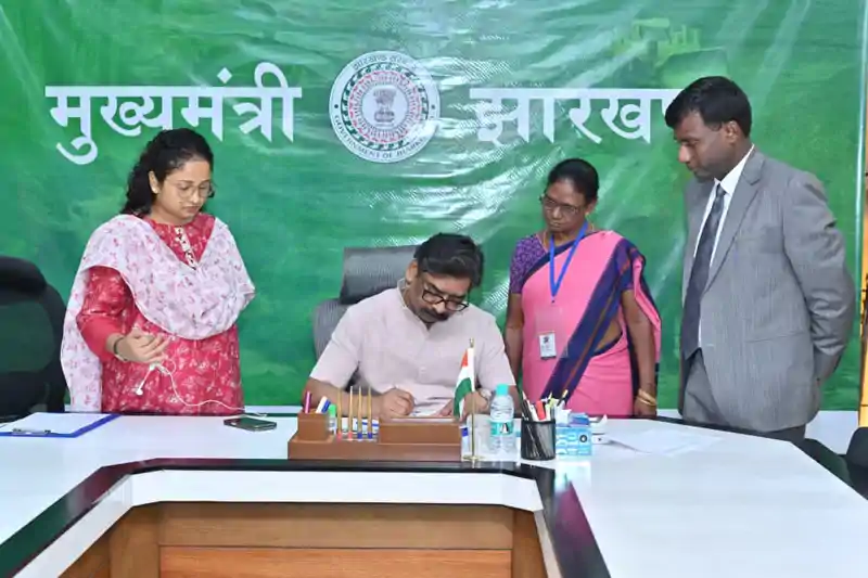 मुख्यमंत्री हेमन्त सोरेन ने भरा SIR प्रपत्र, मतदाताओं से समय पर सत्यापन की अपील मुख्यमंत्री हेमन्त सोरेन ने भरा SIR प्रपत्र, मतदाताओं से समय पर सत्यापन की अपील