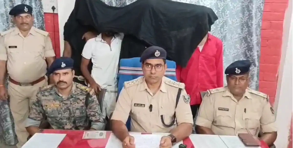 चारपहिया से जा रहे थे संदिग्ध, पुलिस ने पकडा, हथियार बरामद