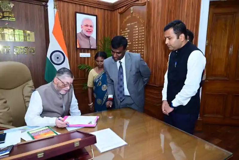 झारखंड के राज्यपाल ने खुद भरा मतदाता गणना प्रपत्र, SIR अभियान में जनता से सहयोग की अपील झारखंड के राज्यपाल ने खुद भरा मतदाता गणना प्रपत्र, SIR अभियान में जनता से सहयोग की अपील