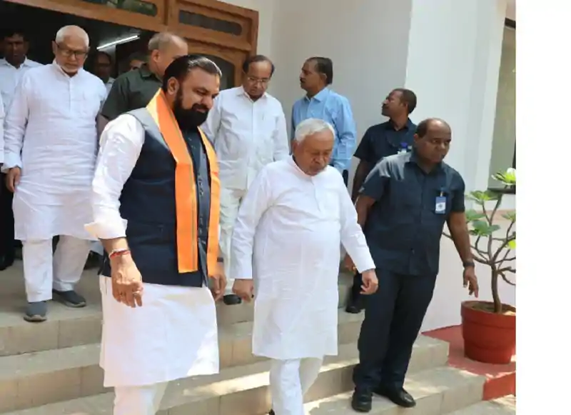  बंगला शिफ्ट करते ही नीतीश कुमार से मिलने पहुंचे सीएम सम्राट, बिहार में सियासी हलचल तेज 